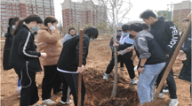 “春风携雨抚绿意 学子植荫树栋梁”——杏吧视频
开展义务植树主题团日活动