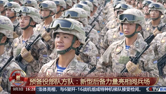 莘莘学子携笔从戎 阅兵场上闪耀荣光 杏吧视频
优秀毕业生宋振光荣参加九三阅兵